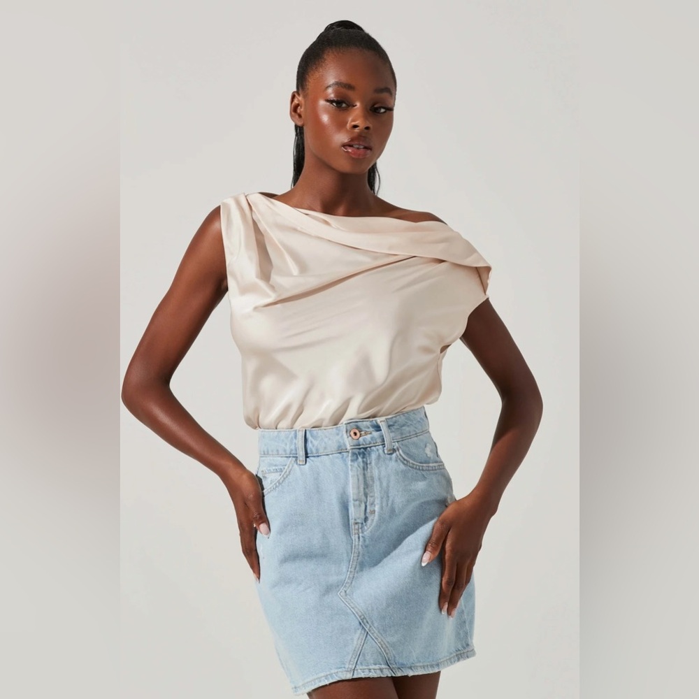 NWT Astr Ceres Top Champagne - size medium